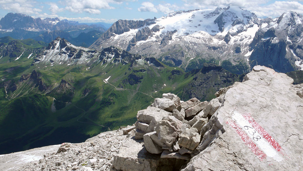 piz boe100.JPG - La Marmolada. Davor der dunkle Padonkamm. Links oben schaut die gewaltige Civetta Nordwand raus.